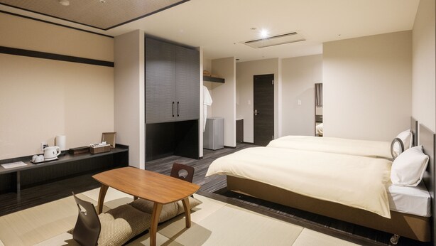 A hotel room with a bed, a desk, a chair, and a small table. - The Premium Hotel in Rinku (Izumisano)