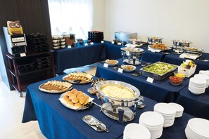 Petit déjeuner en libre-service servi tous les jours en supplément
