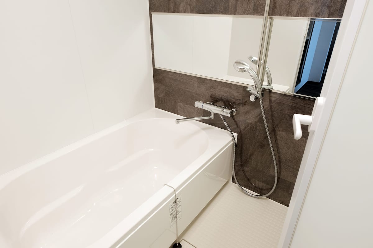 western style executive room | bathroom | combined shower/bathtub, free toiletries, hair dryer, slippers