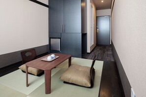 Japanese Style Twin Room | Blackout curtains, iron/ironing board, free WiFi, bed sheets - The Premium Hotel in Rinku (Izumisano)