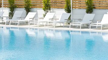 Außenpool (je nach Saison geöffnet), Sonnenschirme