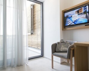 豪華雙人房 | 迷你吧、房內夾萬、書桌、隔音