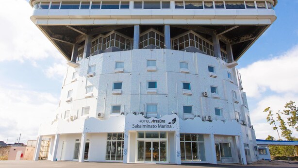 A modern hotel with a unique architectural design, featuring a central atrium and multiple balconies. - HOTEL AreaOne SAKAIMINATO MARINA (Sakaiminato)