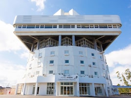 Un hotel moderno con un diseño arquitectónico único, que cuenta con un atrio central y varios balcones.