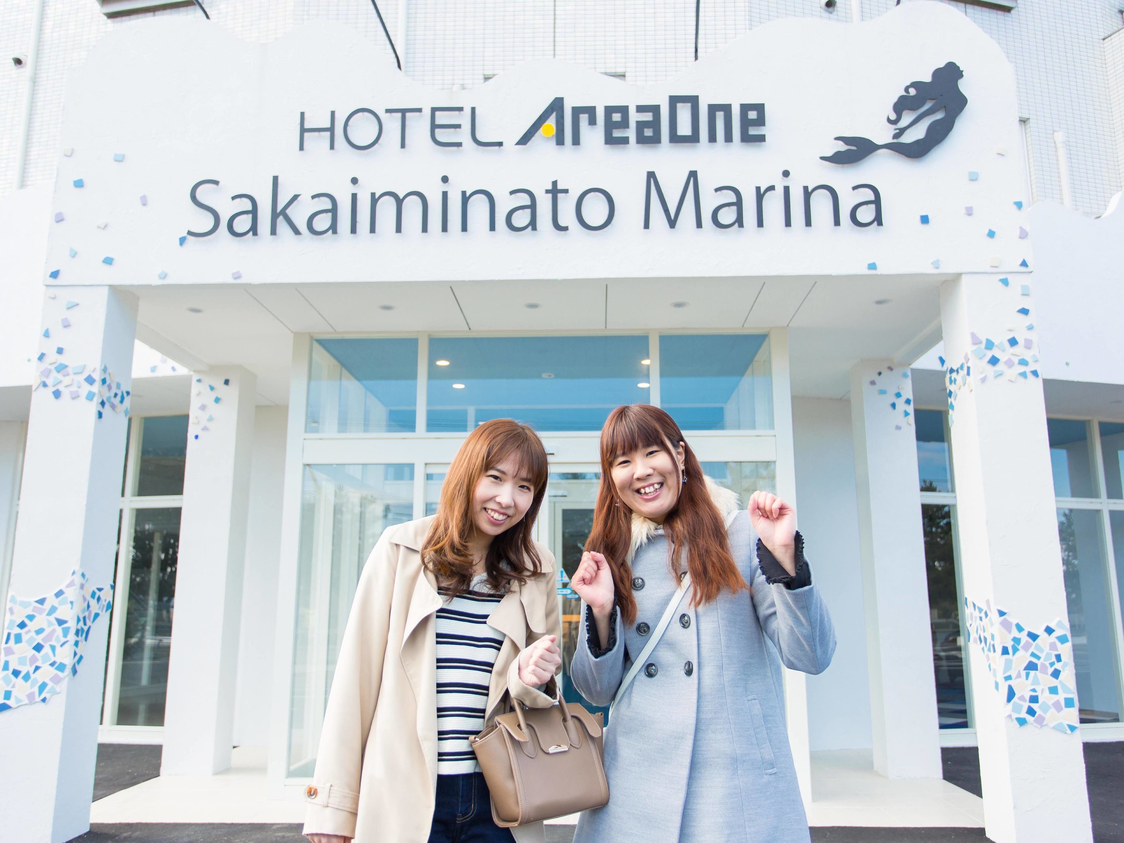 Une enseigne d’hôtel portant le nom « Sakaiminato Marina » et arborant un logo représentant une sirène.