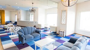 A spacious living area with a checkered floor, a chandelier, and a large window. - HOTEL AreaOne SAKAIMINATO MARINA (Sakaiminato)