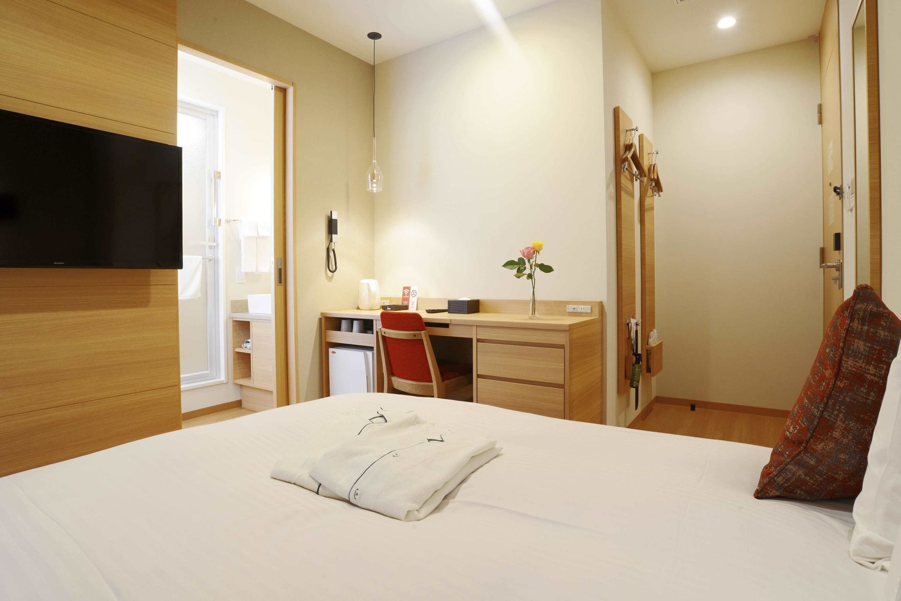 Literie de qualité, couette en duvet, coffre-fort, bureau