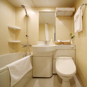 Regadera, amenidades de baño gratuitas, secadora de cabello, pantuflas 