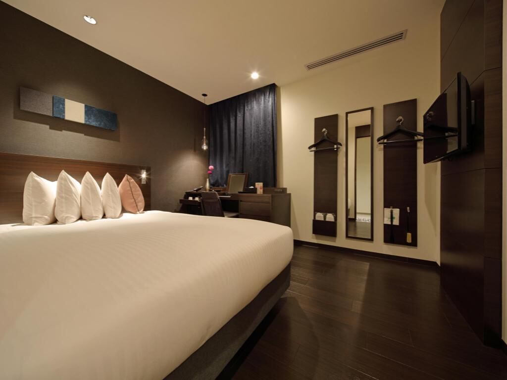Literie de qualité, couette en duvet, coffre-fort, bureau