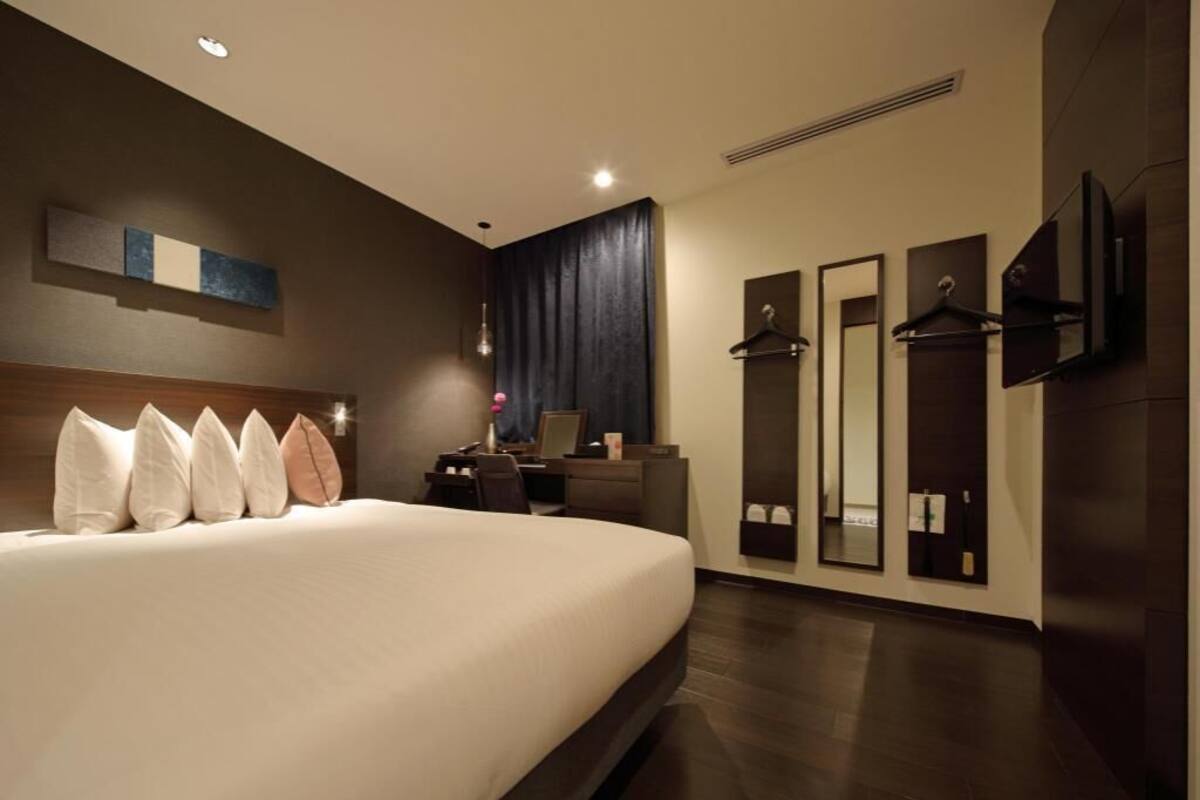 Literie de qualité, couette en duvet, coffre-fort, bureau