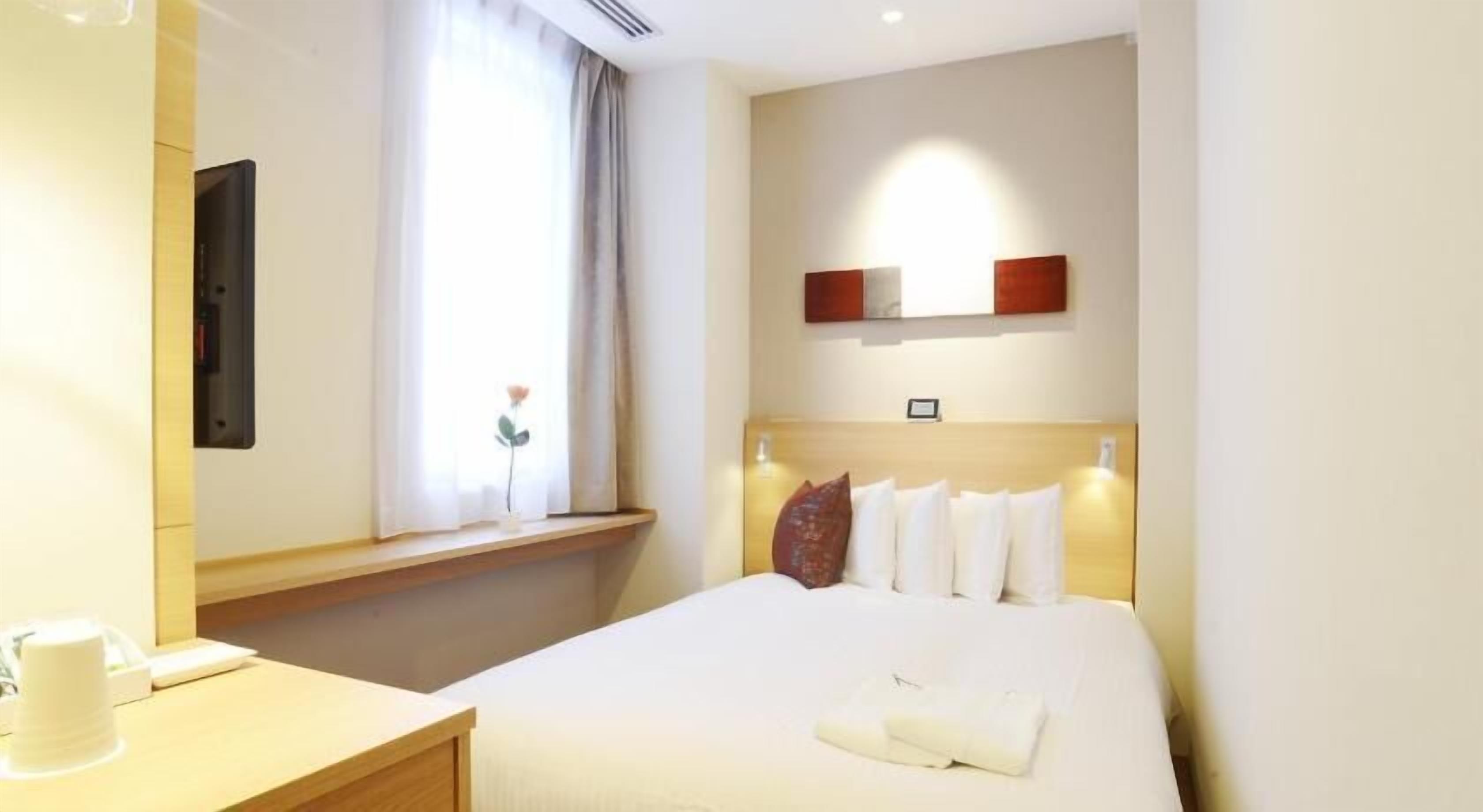 Premium bedding, down comforters, in-room safe, desk
