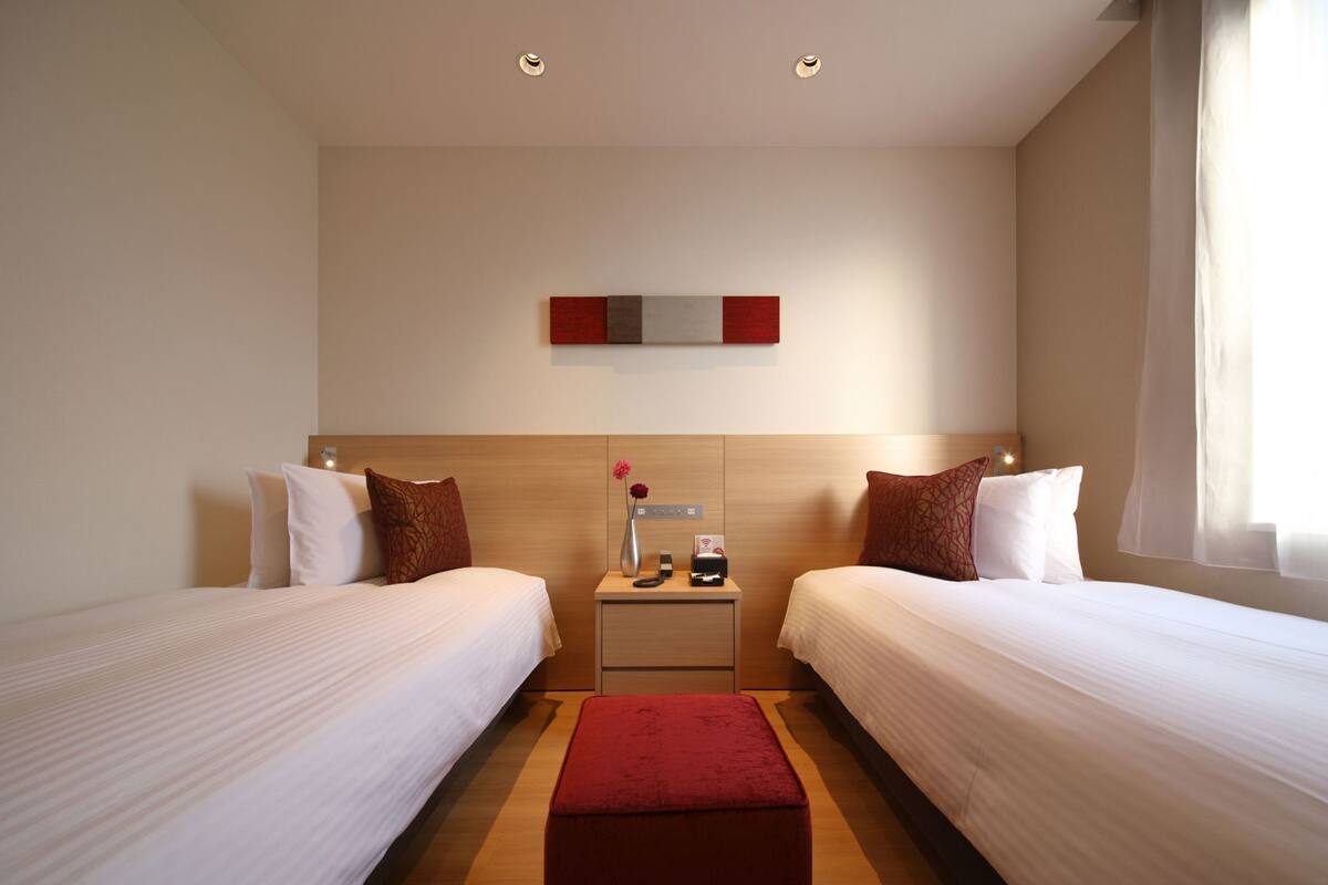 Literie de qualité, couette en duvet, coffre-fort, bureau