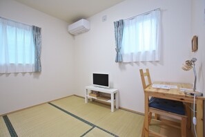 Habitación tradicional, para no fumadores (Japanese Style, For 1-2 people, Wi-Fi) | Escritorio, tabla de planchar con plancha, wifi gratis y ropa de cama