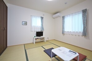Habitación tradicional, para no fumadores (Japanese Style, For 2-4 people, Wi-Fi) | Escritorio, tabla de planchar con plancha, wifi gratis y ropa de cama