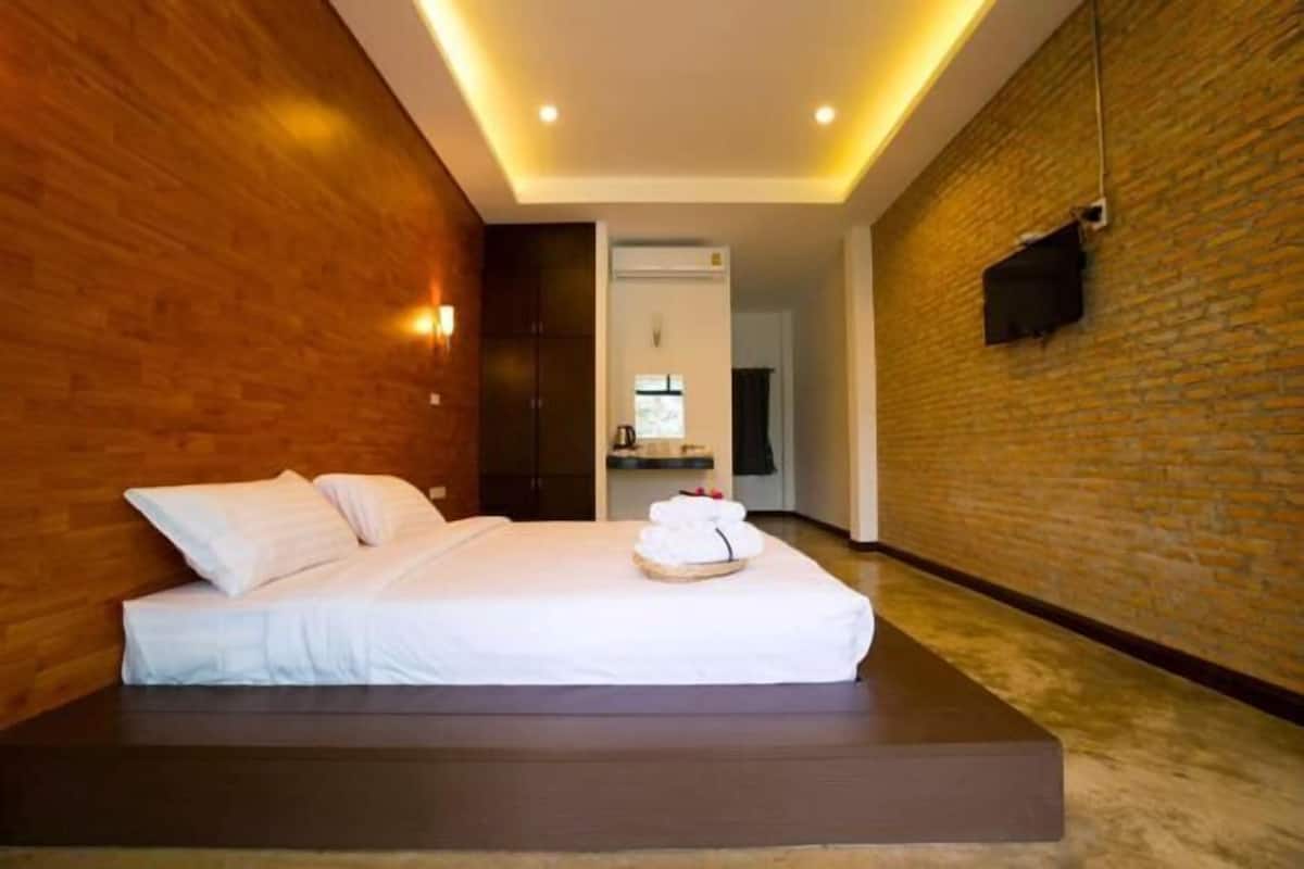 Minibar, rollaway beds, free WiFi, bed sheets