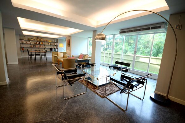 Se sirven cenas y cocina tailandesa 