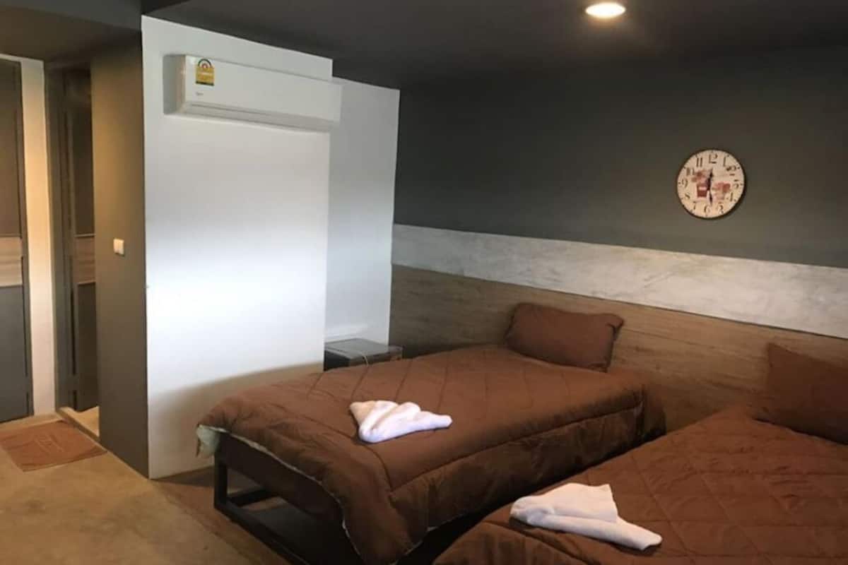 Een bureau, verduisterende gordijnen, extra bedden (toeslag)