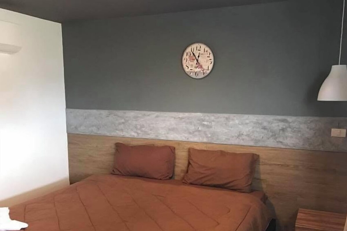 Escritorio, cortinas opacas, camas supletorias y wifi gratis