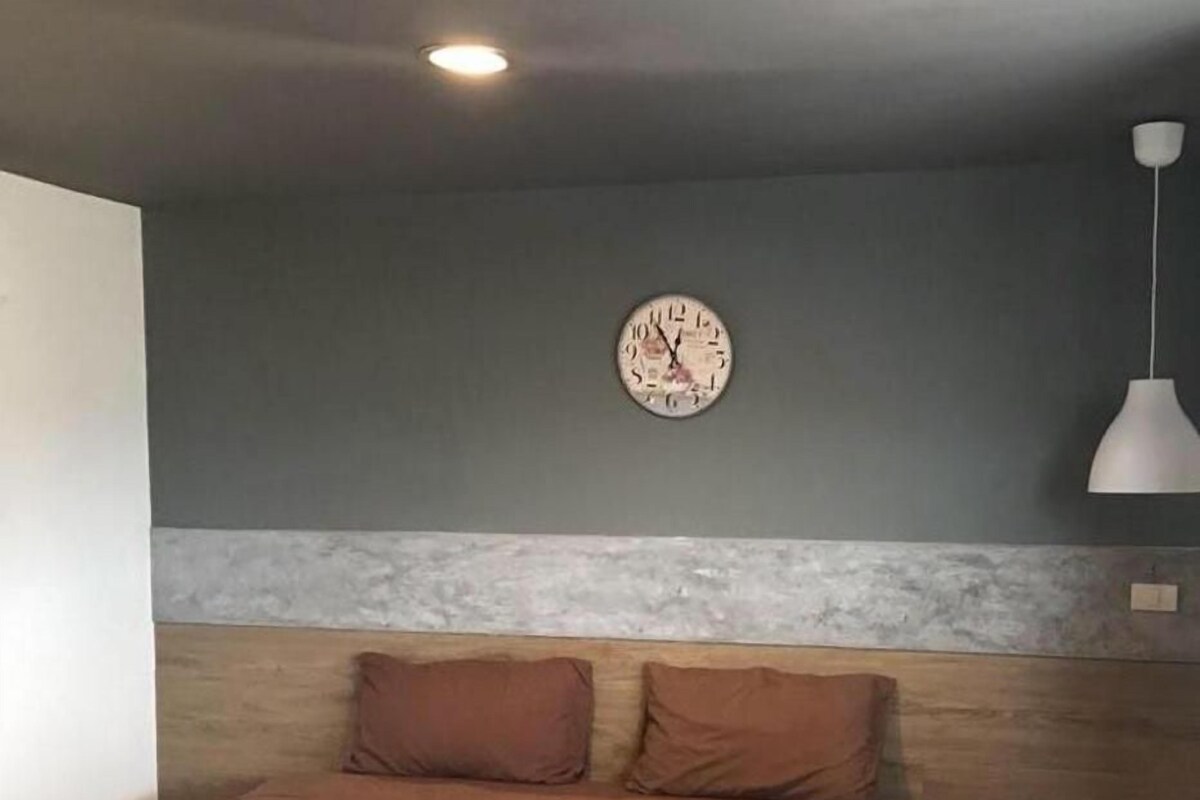 Escritorio, cortinas opacas, camas supletorias y wifi gratis