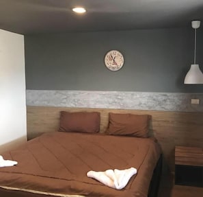 Escritorio, cortinas blackout, camas extra y wifi gratis 