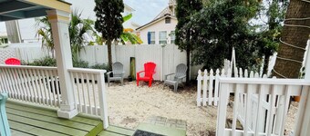 Key Lime Condo, steps to the beach. Pet Friendly.