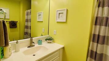 Ducha, secador de pelo, toallas, jabón