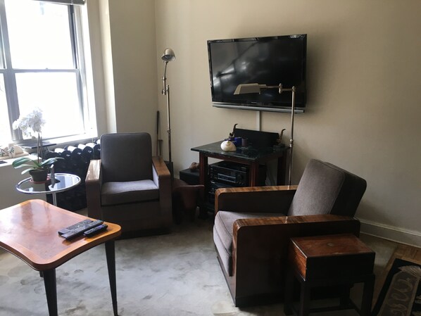 Smart TV, Netflix, Hulu, DVD player - Upscale, large, high-ceilings, mid-town doorman NYC apartment centrally located (New York)