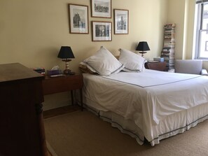 1 bedroom, in-room safe, desk, iron/ironing board - Upscale, large, high-ceilings, mid-town doorman NYC apartment centrally located (New York)