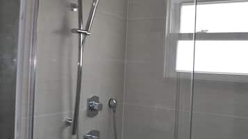 Ducha, secador de pelo, toallas, jabón