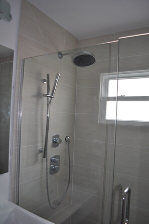 Suihku, hiustenkuivaaja, pyyhkeet, saippua