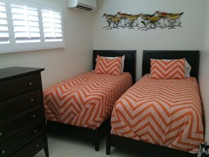 2 makuuhuonetta, työpöytä, silitysrauta/-lauta, ilmainen Wi-Fi