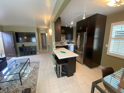 Perfect Location to Beach/SD Attractions, Parking, Beach Chairs, Boogie Boards!