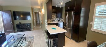 Perfect Location to Beach/SD Attractions, Parking, Beach Chairs, Boogie Boards!