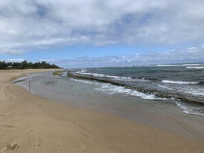 Plage, chaises longues, serviettes de plage
