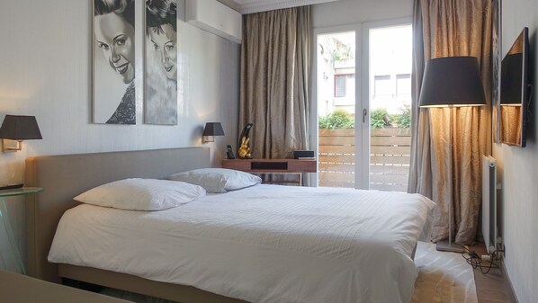 2 bedrooms, desk, iron/ironing board, travel cot