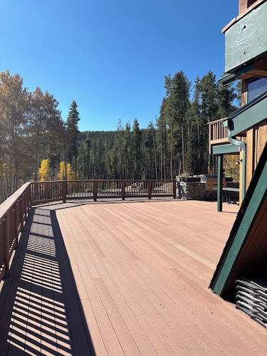 Specializing in Micro Weddings and Corporate Retreats. Large meeting event space