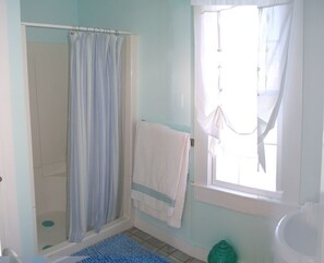 Combined shower/tub, hair dryer, towels, soap - Historic New England home ,Reunions Beach pass (Guilford)