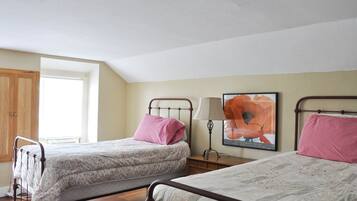 4 bedrooms, iron/ironing board, travel crib, free WiFi