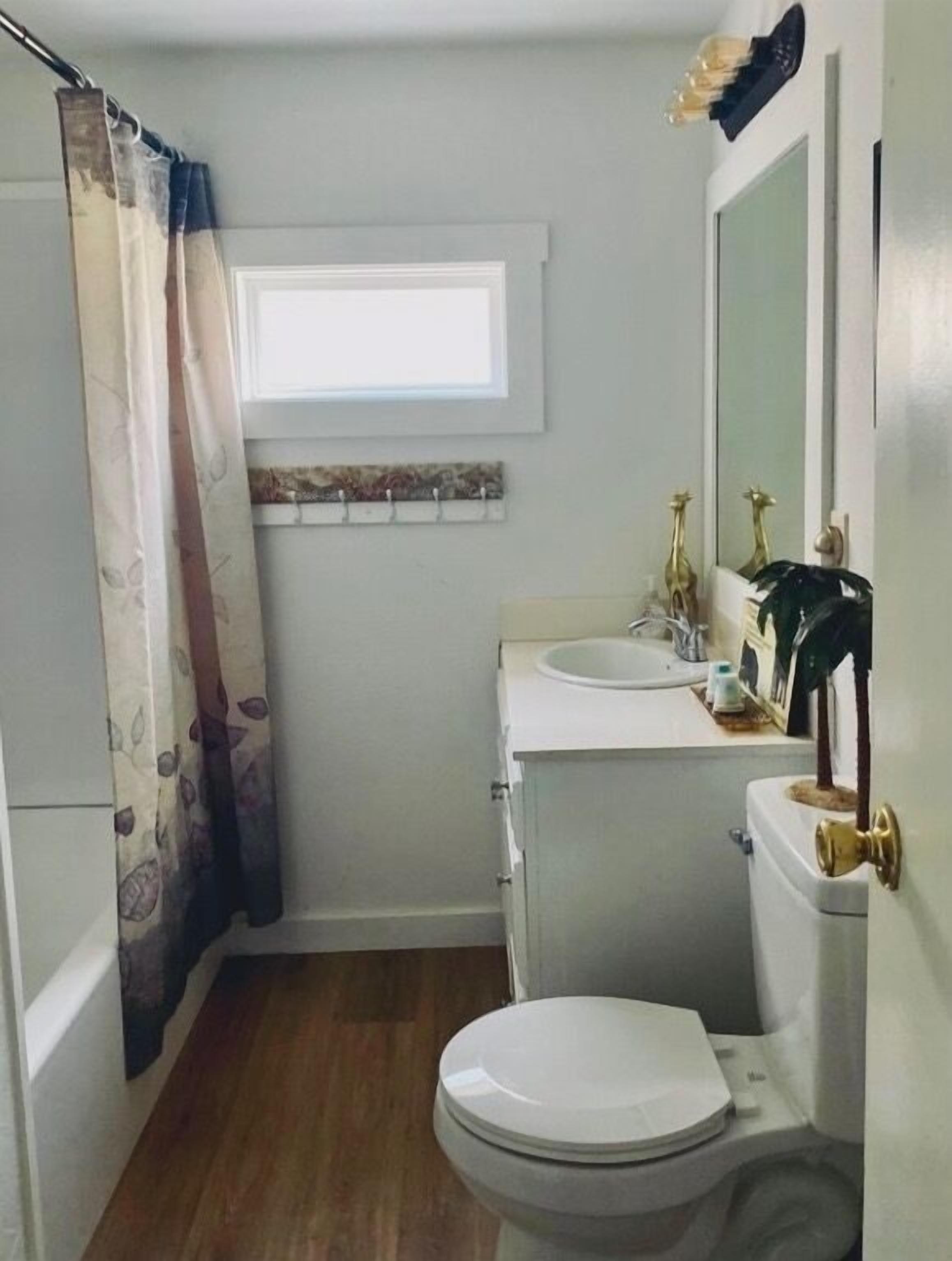 Ensemble douche/baignoire, sèche-cheveux, serviettes fournies, savon