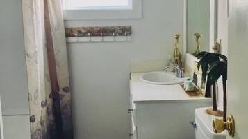 Ensemble douche/baignoire, sèche-cheveux, serviettes fournies, savon