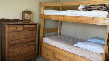 3 bedrooms, desk, iron/ironing board, free WiFi