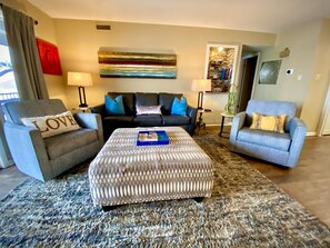 Een smart-tv, een open haard, een dvd-speler en boeken