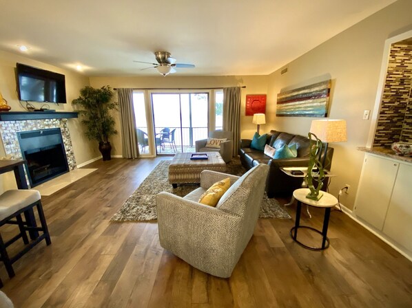 Älytelevisio, takka, DVD-soitin, kirjoja