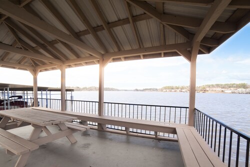 "The Bayliner" Lake Hamilton Condo: 2BR/2BA. Sleeps 6. Pool. Covered Boat Slip!