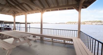 Condominio de lujo frente al agua en el lago Hamilton 2BR / 2BA, WiFi, piscina, capacidad para 6 personas con slip