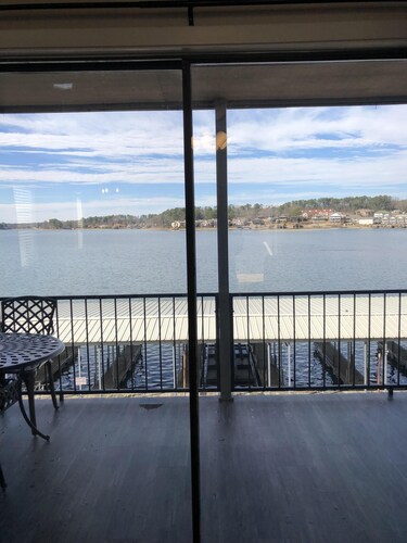 "The Bayliner" Lake Hamilton Condo: 2BR/2BA. Sleeps 6. Pool. Covered Boat Slip!