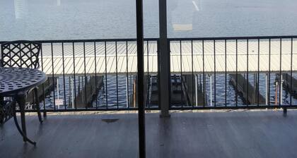 "The Bayliner" Lake Hamilton Condo: 2BR/2BA. Sleeps 6. Pool. Covered Boat Slip!