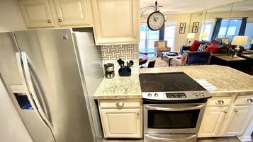 Réfrigérateur, micro-ondes, four, plaque de cuisson