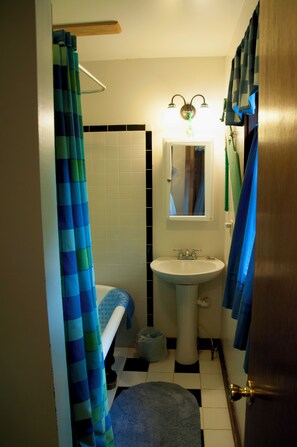 Bathtub, towels, toilet paper - Classic mountain cabin with beautiful stone fireplace in a rural setting (Plumtree)