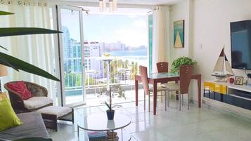 Smart TV, libros y estéreo